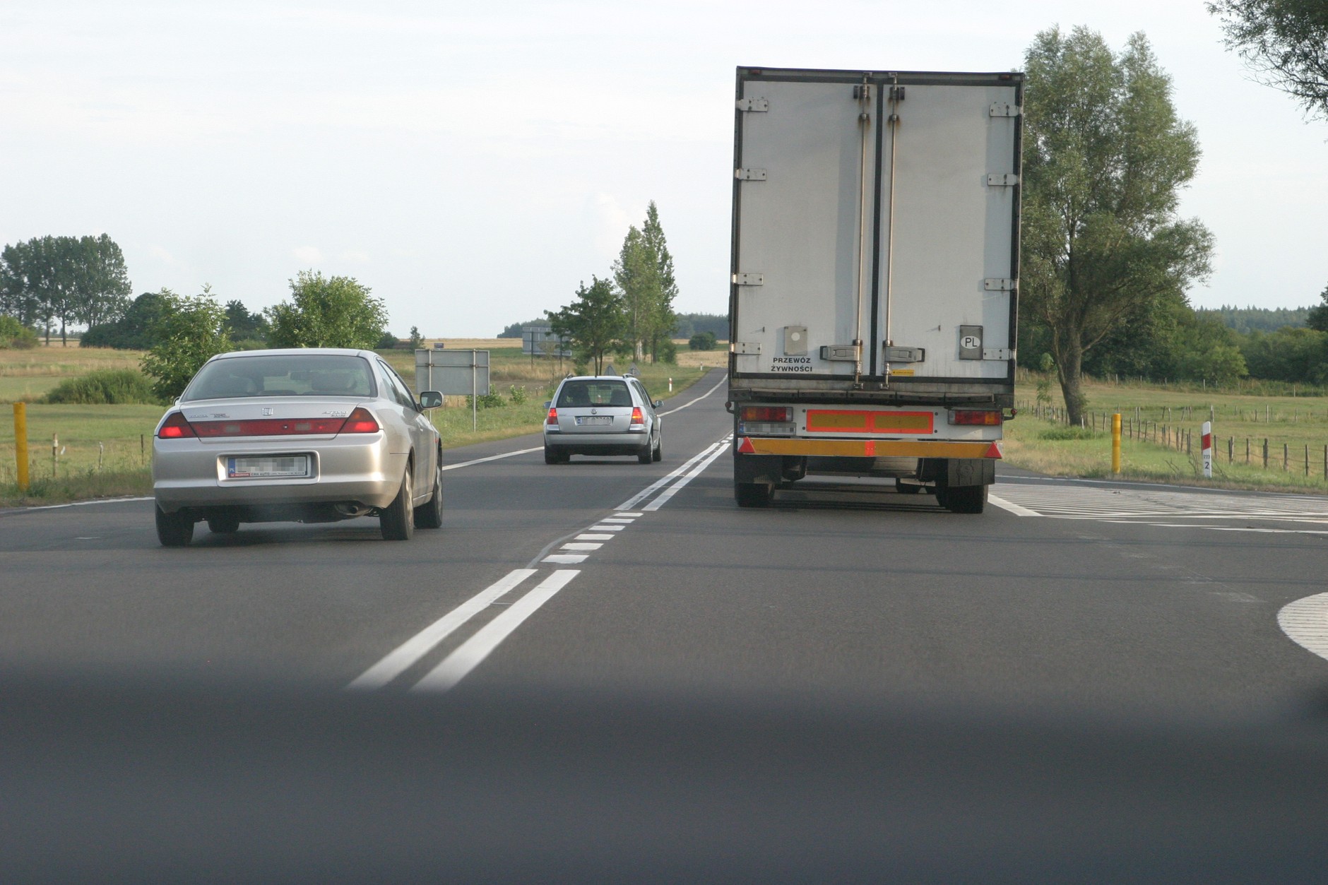 Takie wyprzedzanie jest niedozwolone i sytuacji nie zmienia nawet fakt, że z drugiej strony nie nadjeżdżają samochody. Nie wolno wyprzedzać na linii ciągłej