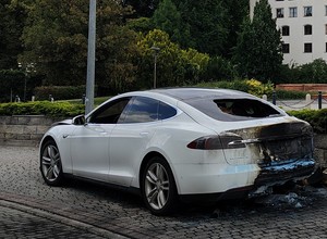 Tesla Model S paliła się w Brzegu. Zebrany materiał nie budził wątpliwości