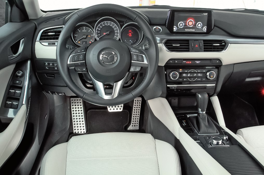 Bajecznie prosty w obsłudze kokpit w wersji po liftingu z 2017 r. wykonano z dobrych i przyjemnych materiałów