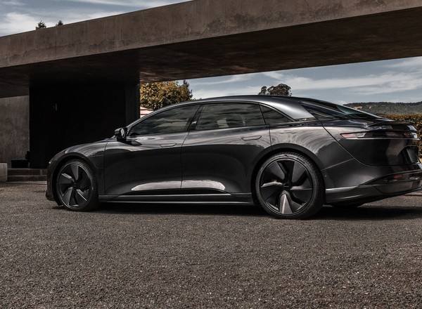 Elektryczna limuzyna Lucid Air w "niewidzialnej" wersji Stealth Look