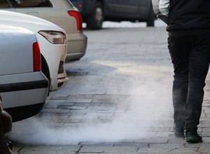 Kolor spalin może oznaczać poważną awarię. Na to warto zwrócić uwagę