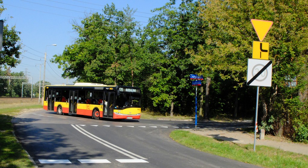 Ten kierowca prawidłowo sygnalizował zamiar skrętu w prawo, choć cały czas podążał drogą z pierwszeństwem