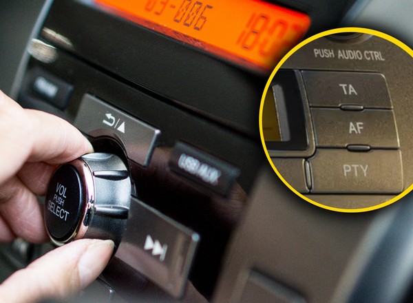 Przyciski PTY i AF. Ma je w aucie prawie każdy, ale niewielu wie, do czego służą. Wyjaśniamy