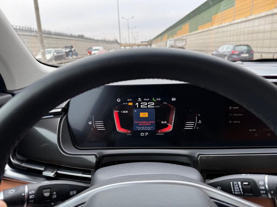 W tym aucie system ostrzegający o przekroczeniu prędkości działa tylko na autostradzie i drodze ekspresowej. Ale za to robi to wyraźnie i głośno – w Chinach za coś takiego można mieć duże kłopoty. Błędy w angielskim tłumaczeniu? Eee tam, drobiazg 