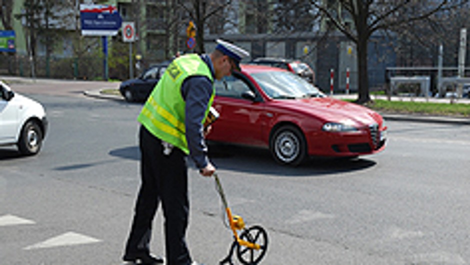 Jak na podstawie śladów policja odtwarza przebieg wypadku?