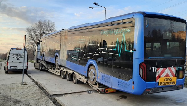 Przewóz przegubowego autobusu to nie jest częsty widok. Od razu wzbudził wątpliwości