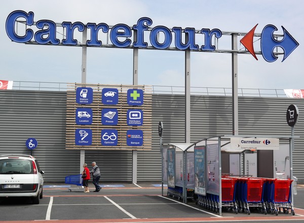 Przy Carrefourach powstanie 170 stacji ładowania. Jest już umowa [LISTA]
