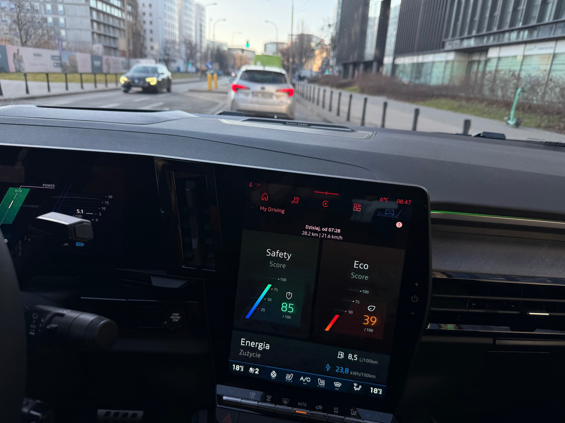 Gdy jedziemy przez miasto bez zwracania uwagi na oszczędzanie paliwa, rośnie ono do ok. 8,5 l/100 km. NIby nie tak mało, a jednak pamiętajmy, że mamy pod nogą 300 KM i ciężkie auto z napędem 4x4