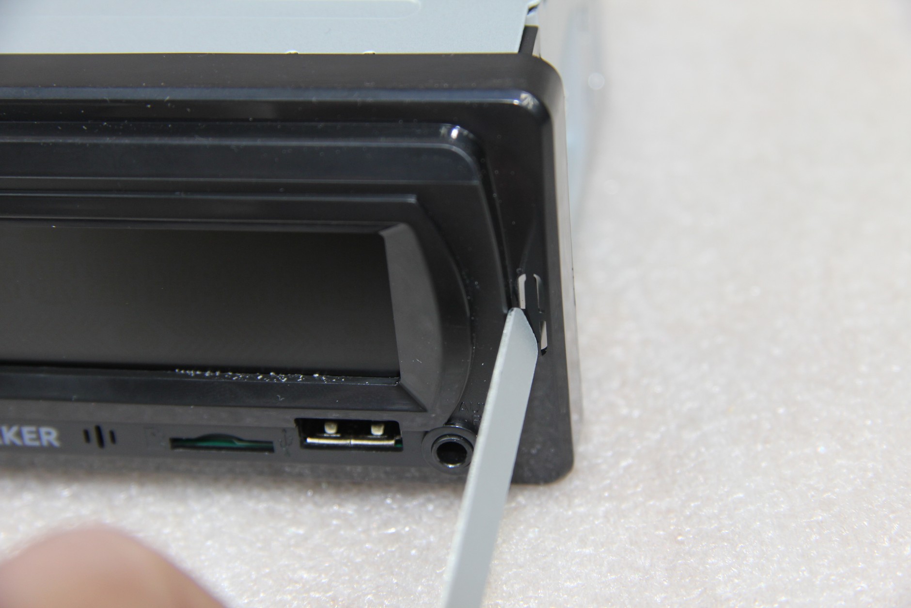 Hykker Tune zaślepka utrudnia wyjęcie radia