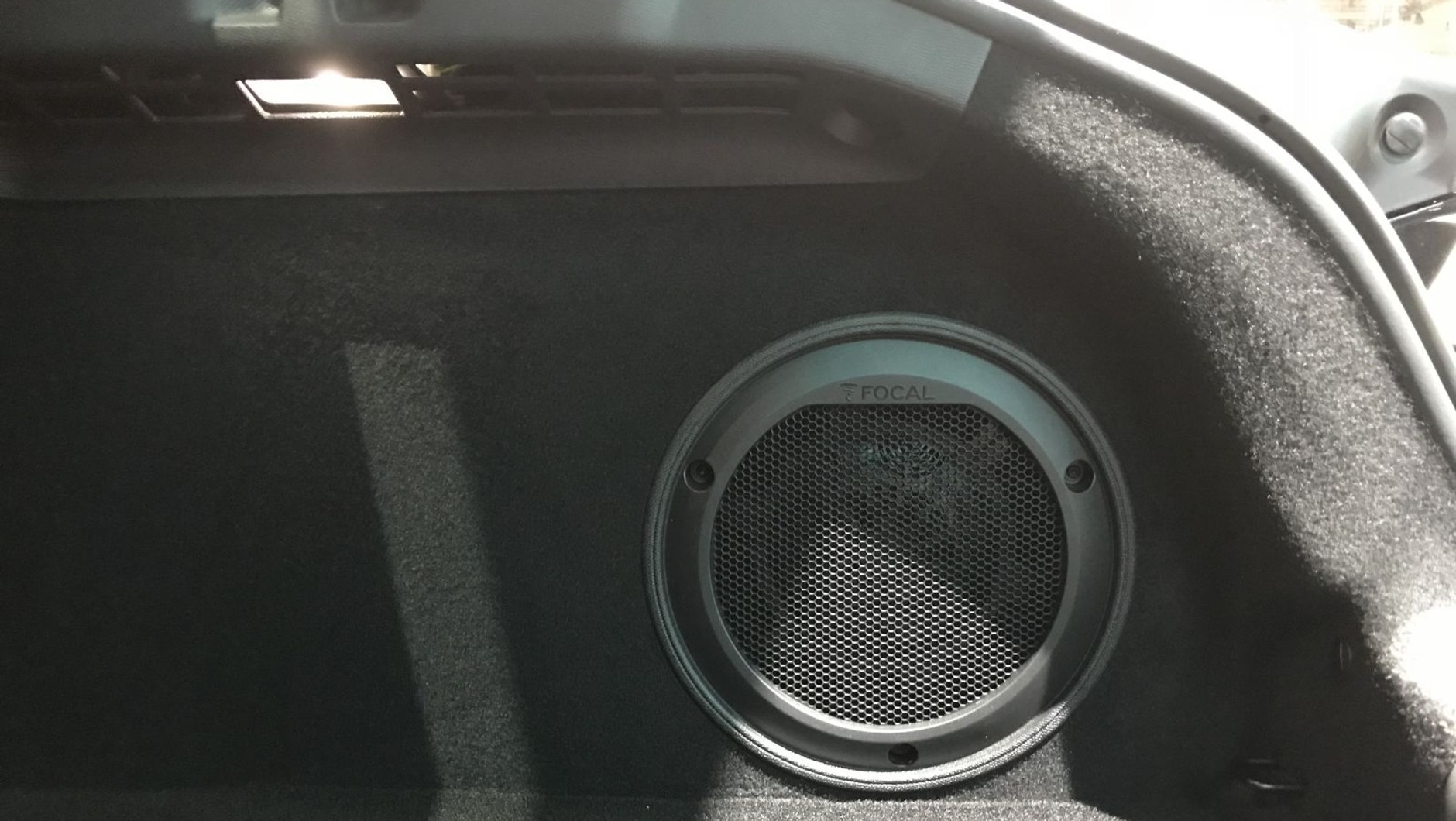 Peugeot 508 maskownica subwoofera
