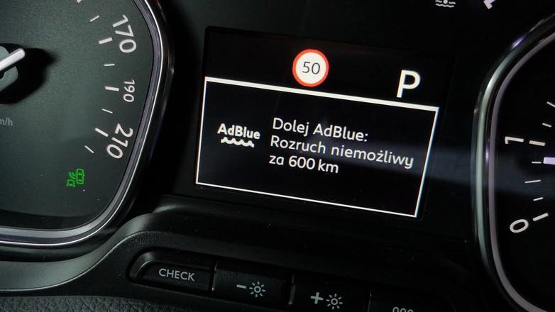 AdBlue trzeba regularnie dolewać. Tego rodzaju komunikat to już ostatnie ostrzeżenie