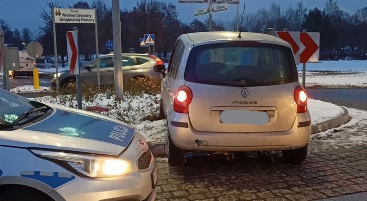 Wjechał autem na środek ronda i utknął. Policjanci od razu wyczuli charakterystyczną woń