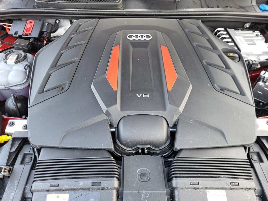 Audi SQ8: potężny, doładowany silnik V8