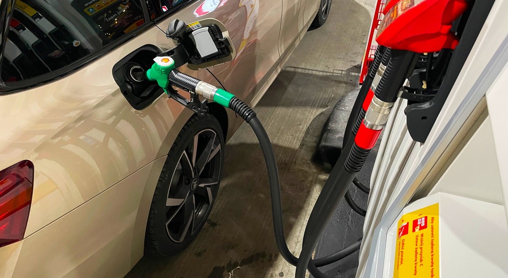 Tankowanie samochodu na stacji paliw