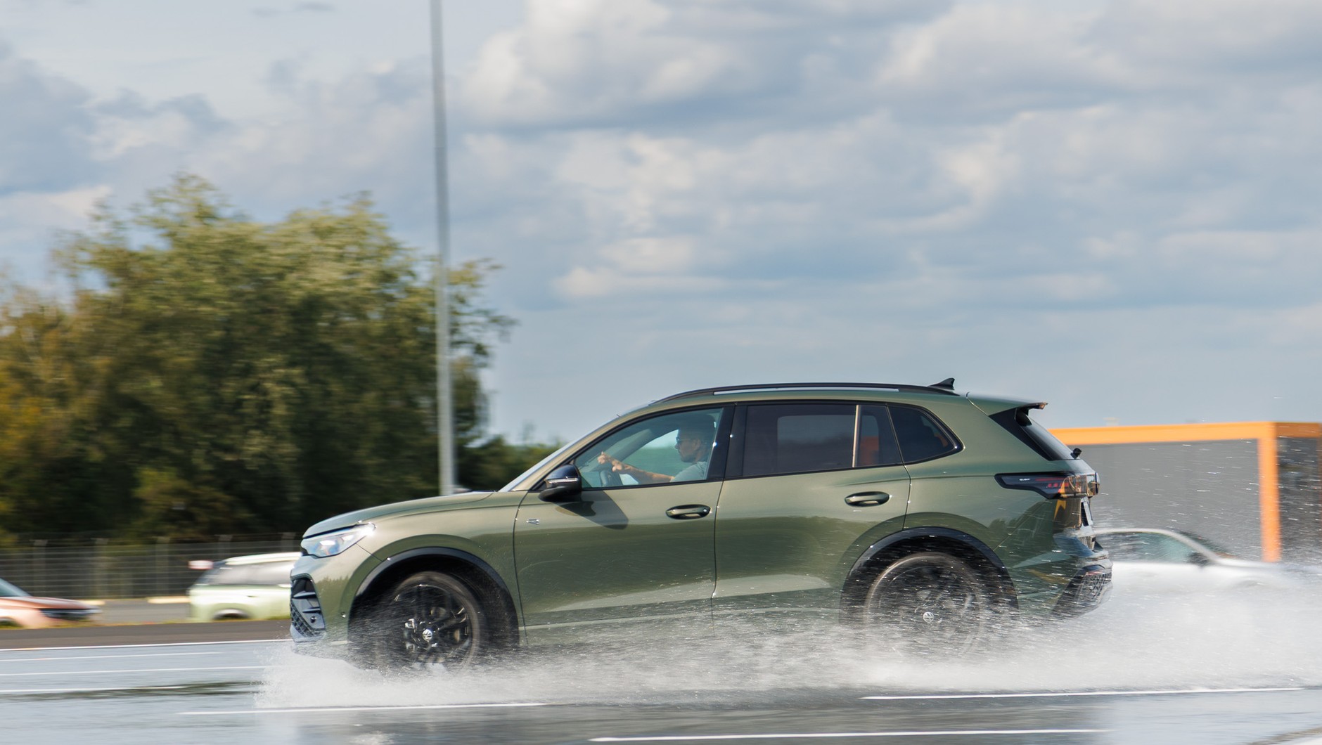 Volkswagen Tiguan podczas próby na szarpaku był stabilny, ale zatrzymał się dopiero na 60. metrze