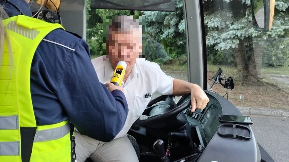 Obraz pochodzący z serwisu https://suwalki.policja.gov.pl/po3/informacje/aktualnosci/96250,Bezpieczna-wycieczka-zglos-kontrole-autokaru.html