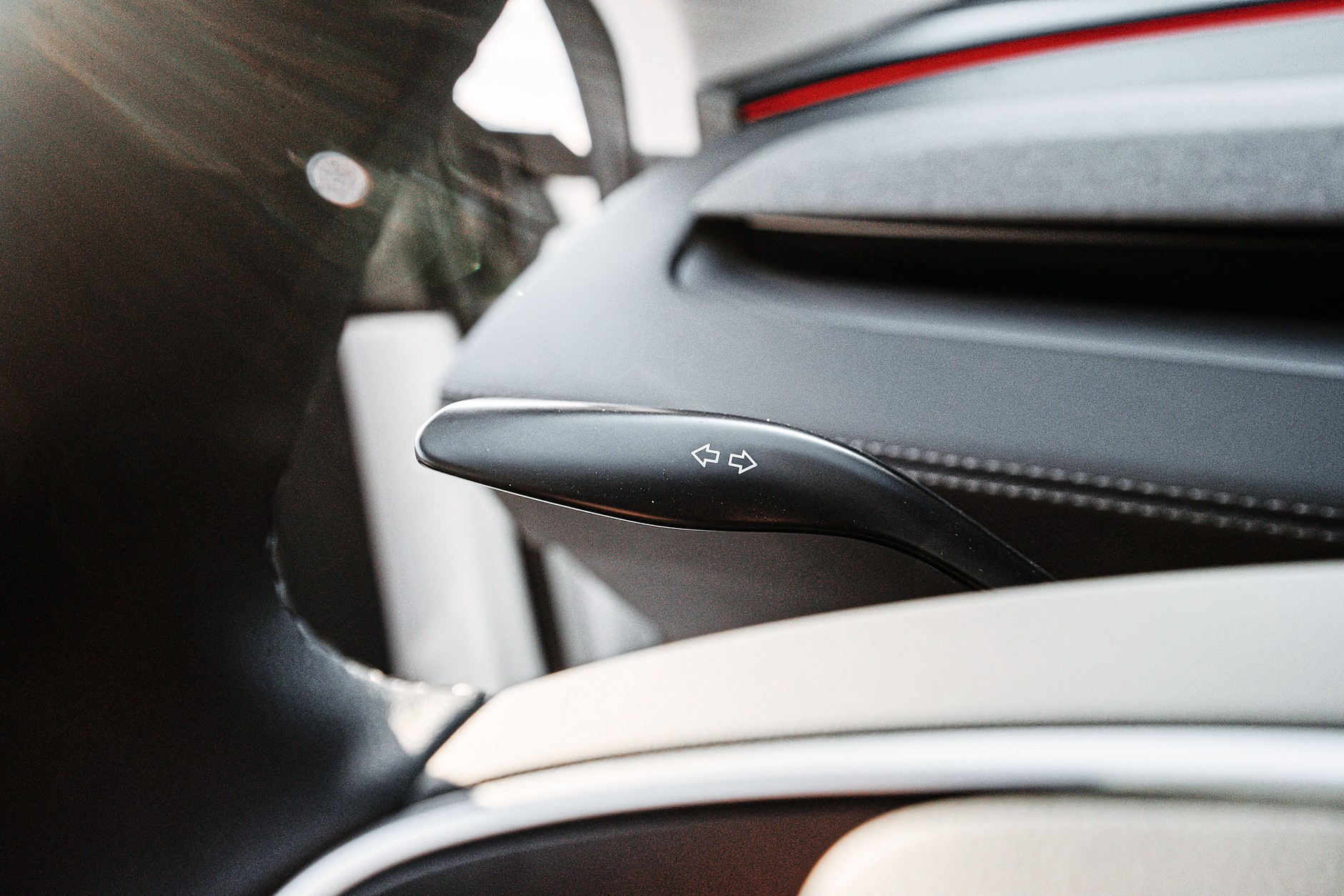 Tesla Model Y po liftingu: dźwigienka kierunkowskazów ocalała, ale działa nieco inaczej niż w większości innych aut.