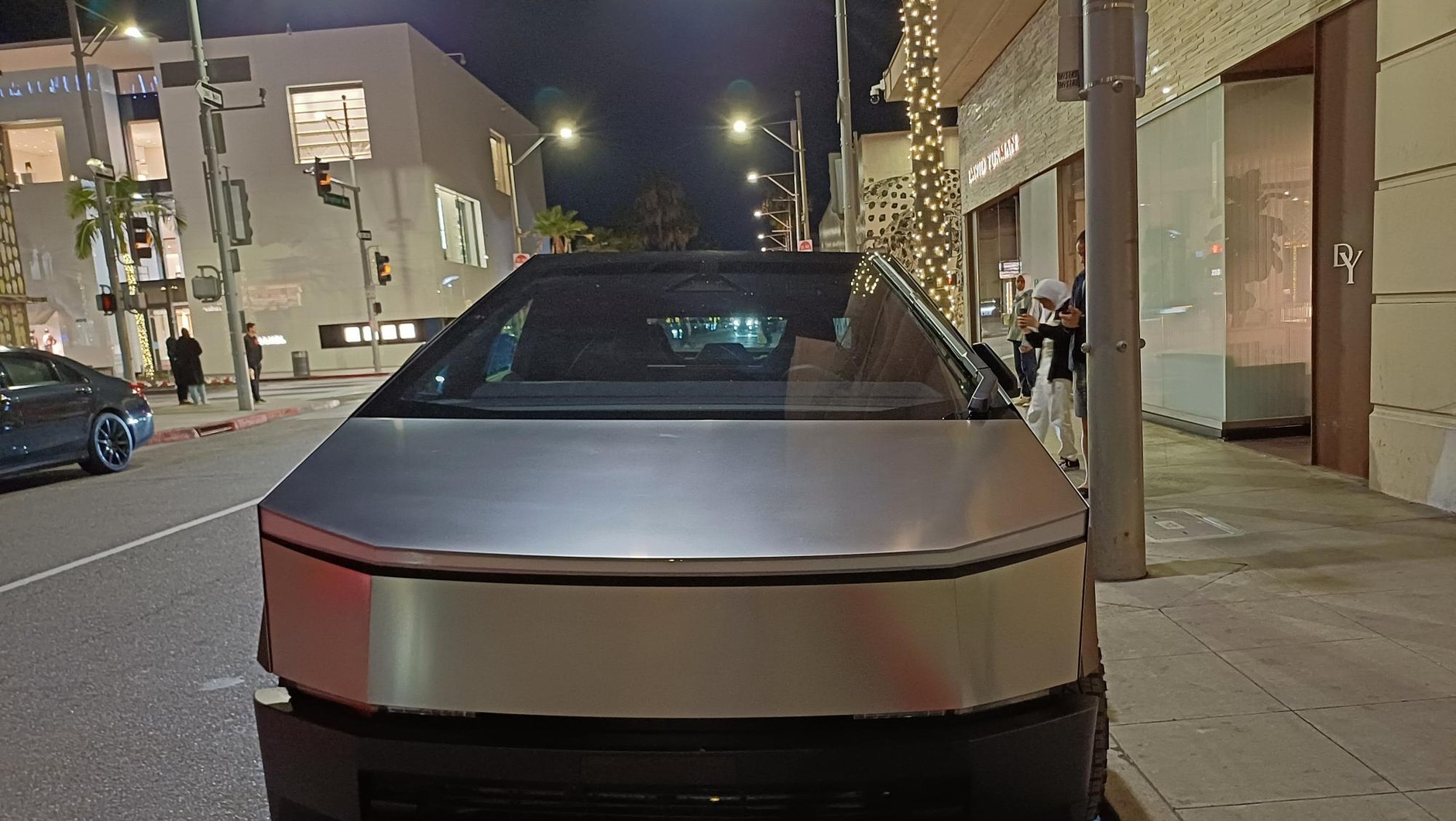 Tesla Cybertruck i inne auta w USA