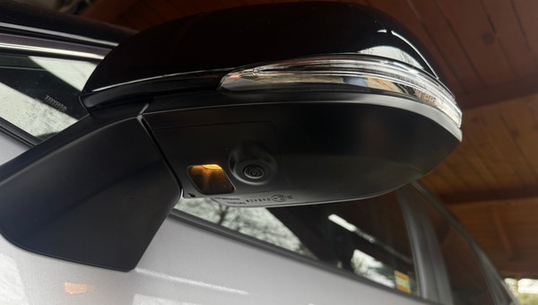 Lusterka w wielu samochodach składają się elektrycznie, przyciemnia, pochylają, mogą mieć zabudowanym kamerę i lampkę oświetlającą przestrzeń wokół auta