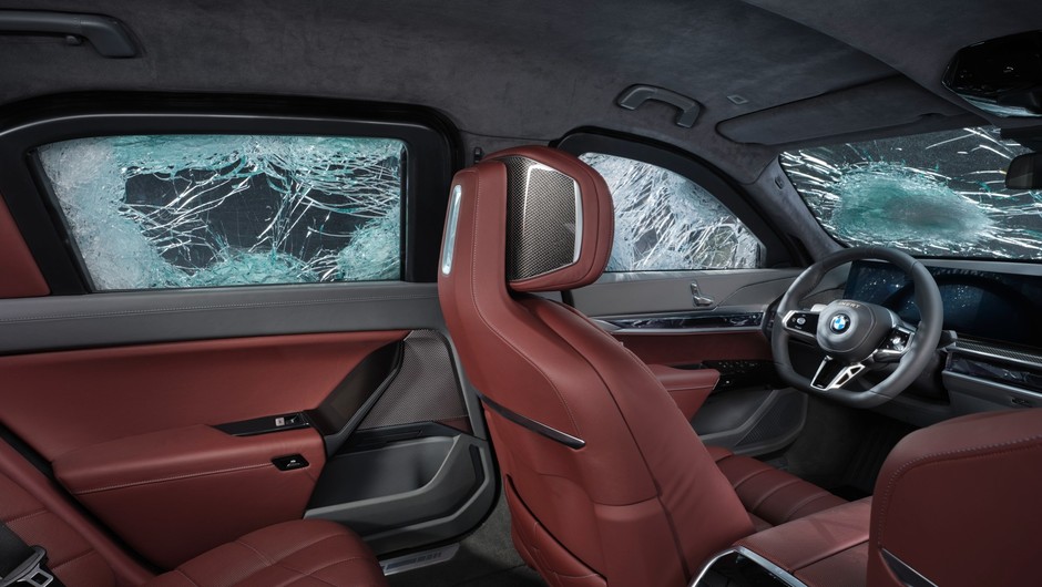 Kuloodporne BMW i7 Protection przetrwa najgorszy ostrzał z broni palnej