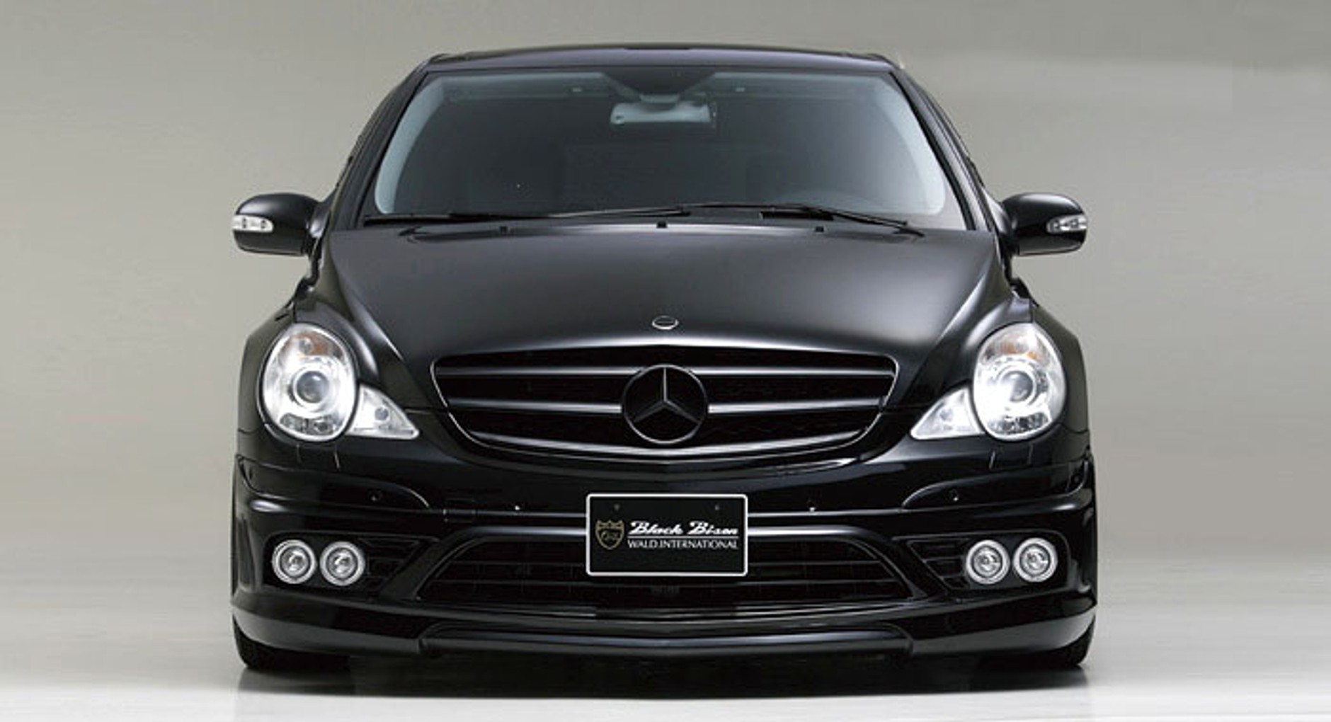 Mercedes-Benz R-Klasa Black Bison: spoilery z Japonii