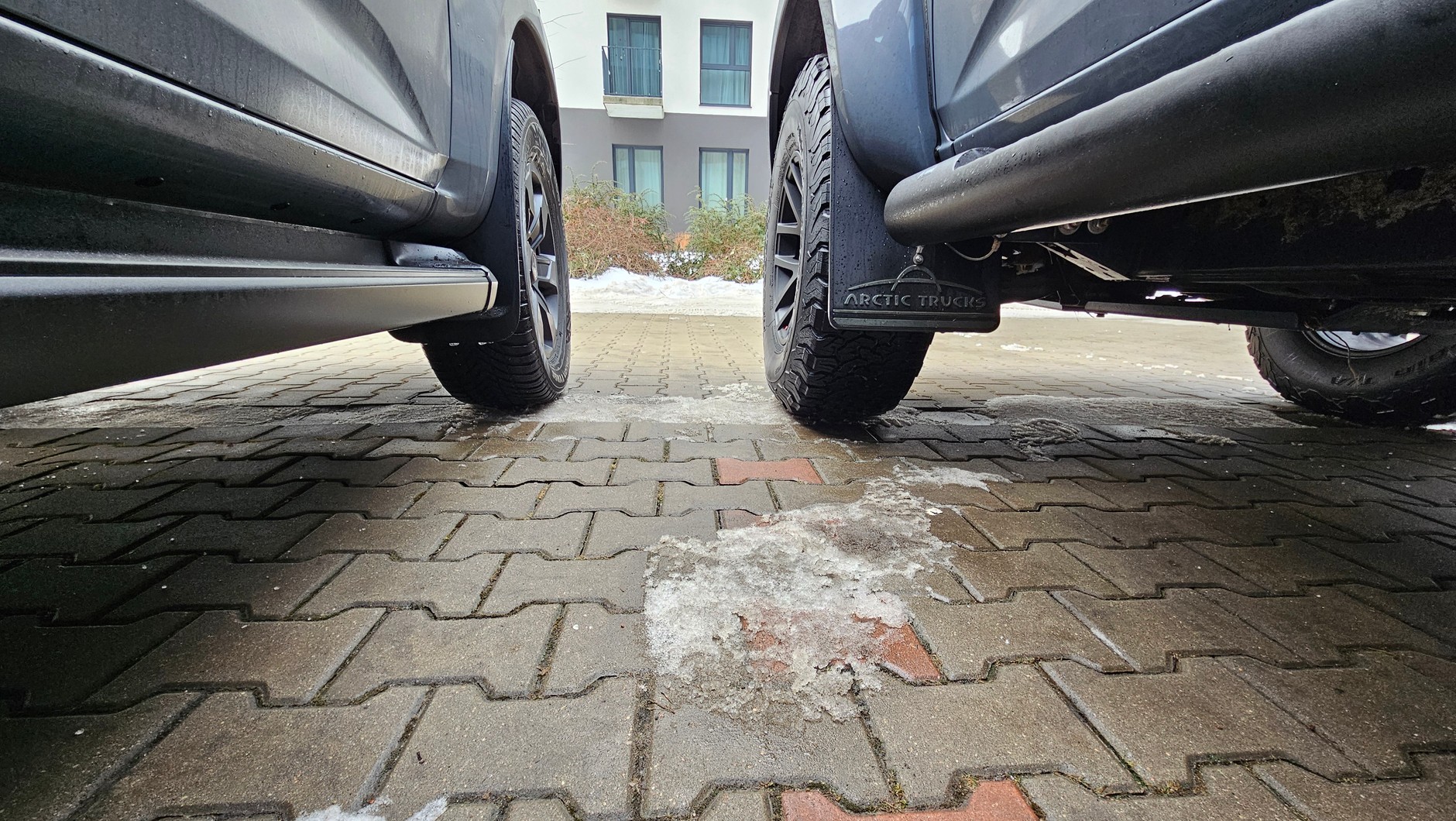 Isuzu D-Max z pakietem Arctic Trucks kontra wersja standardowa