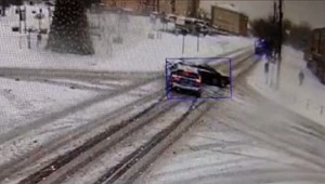 Driftował na oczach policjantów i uderzył w radiowóz. Jest nagranie