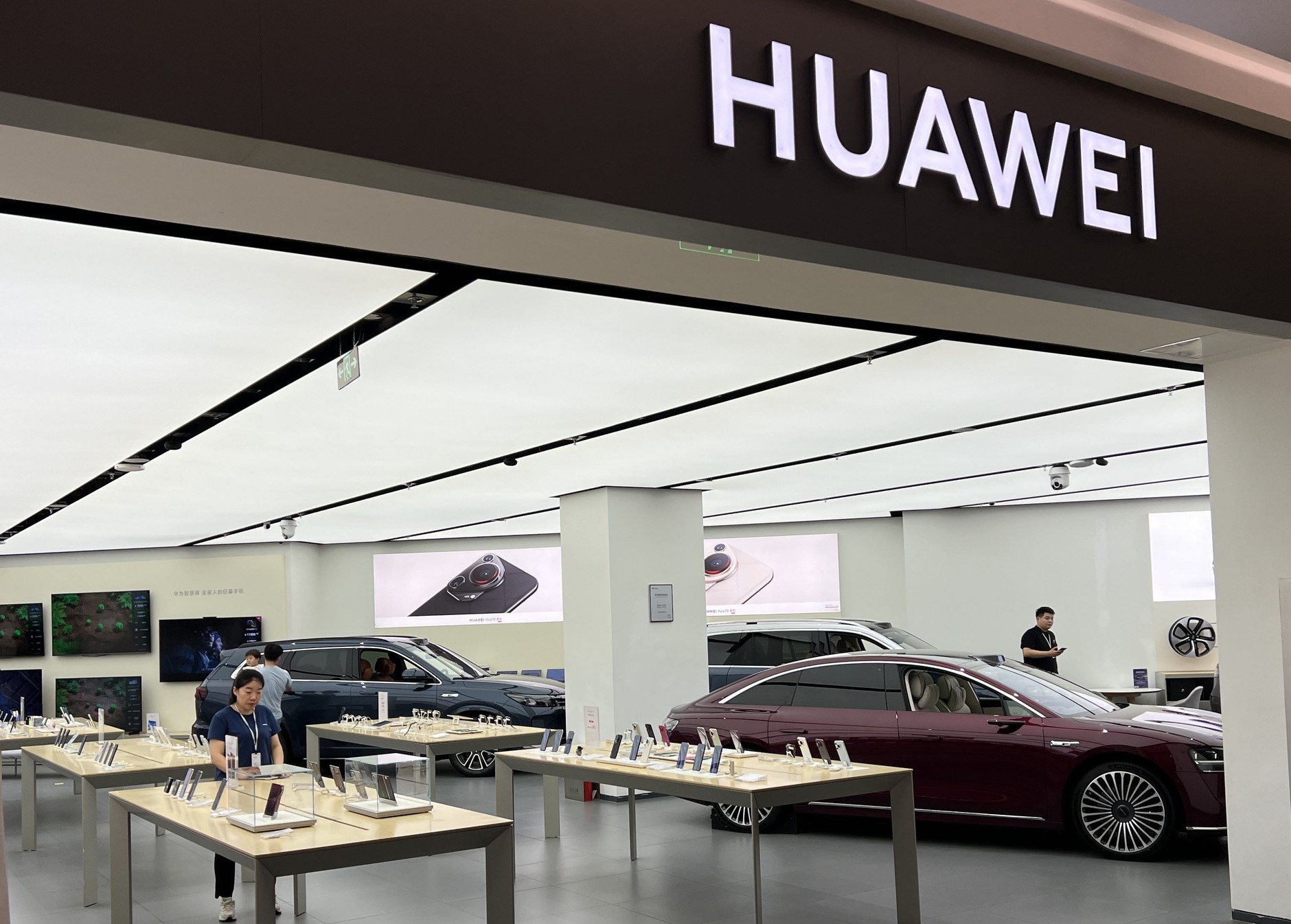 Huawei S9 w salonie sprzedaży w chińskim centrum handlowym