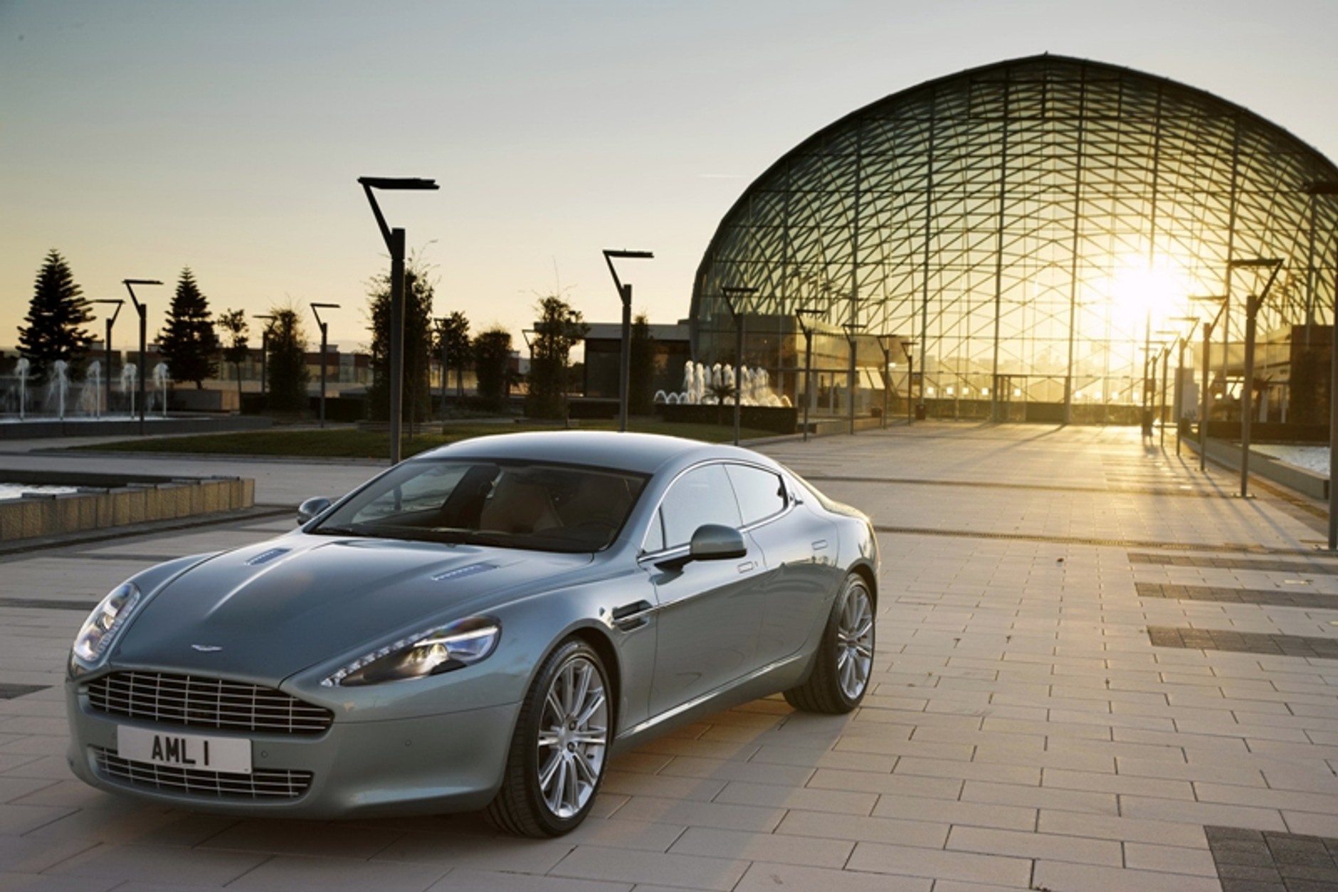 Aston Martin Rapide – z pięknem trzeba obcować