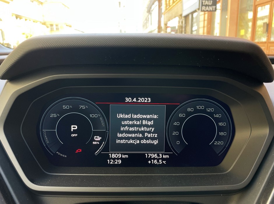Komunikat na komputerze pokładowym Audi