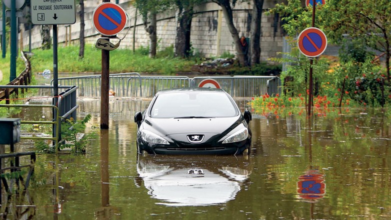 Napływają zalane samochody!