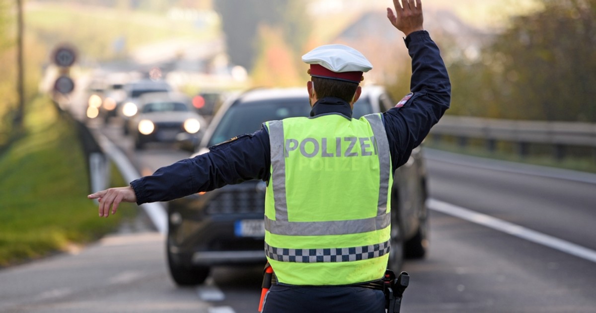Policja w Austrii zatrzymujący kierowcę do kontroli drogowej