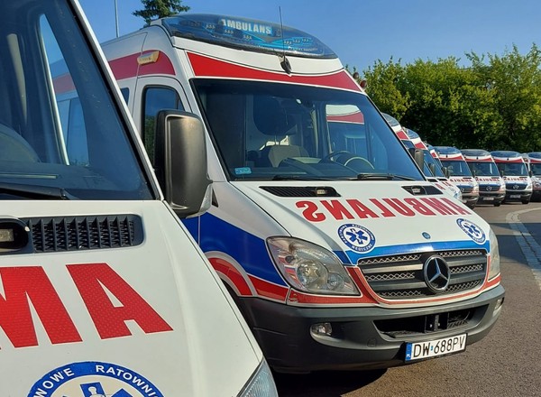 Konwój humanitarny wyruszył do Ukrainy. Trafi tam 17 karetek z Wrocławia