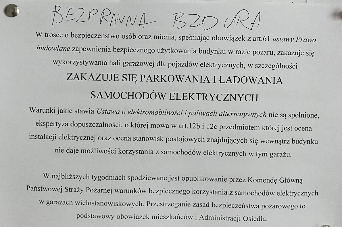 Karteczka z informacją o zakazie parkowania