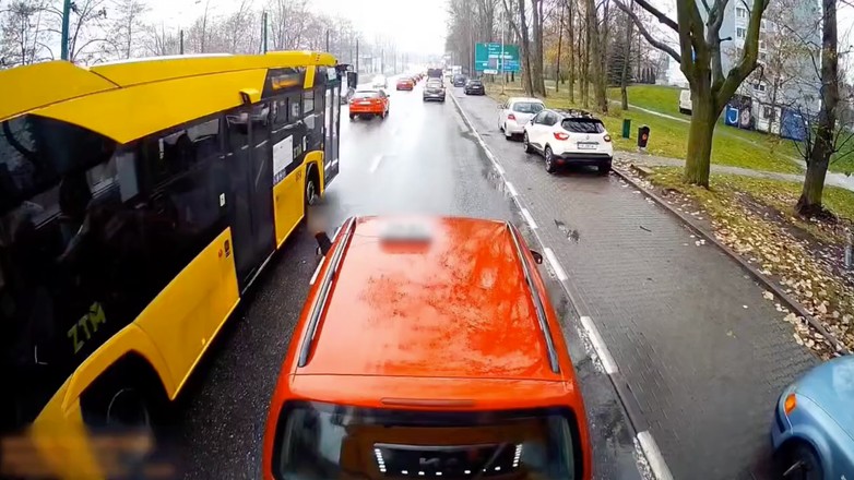 42-latek celowo zatrzymał się przed pojazdem ciężarowym