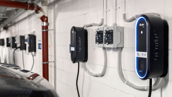 Ładowanie elektryka w biurze jest wygodne. Polska centrala BMW założyła 42 nowe wallboxy
