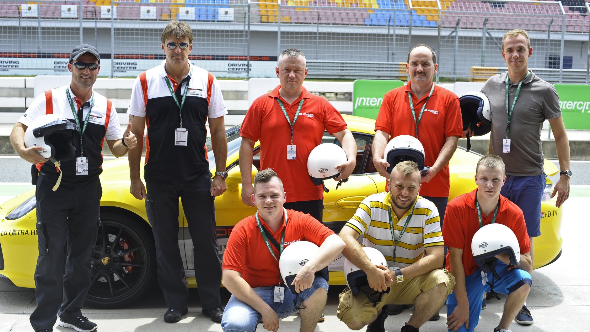 Poznajcie szczęśliwców, którzy wygrali w konkursie Platinum Orlen Oil. Dolny rząd od prawej: Jacek, Marcin i Damian. Górny rząd od prawej: Michał, Dariusz i Piotr. Z lewej instruktorzy Porsche Driving Experience
