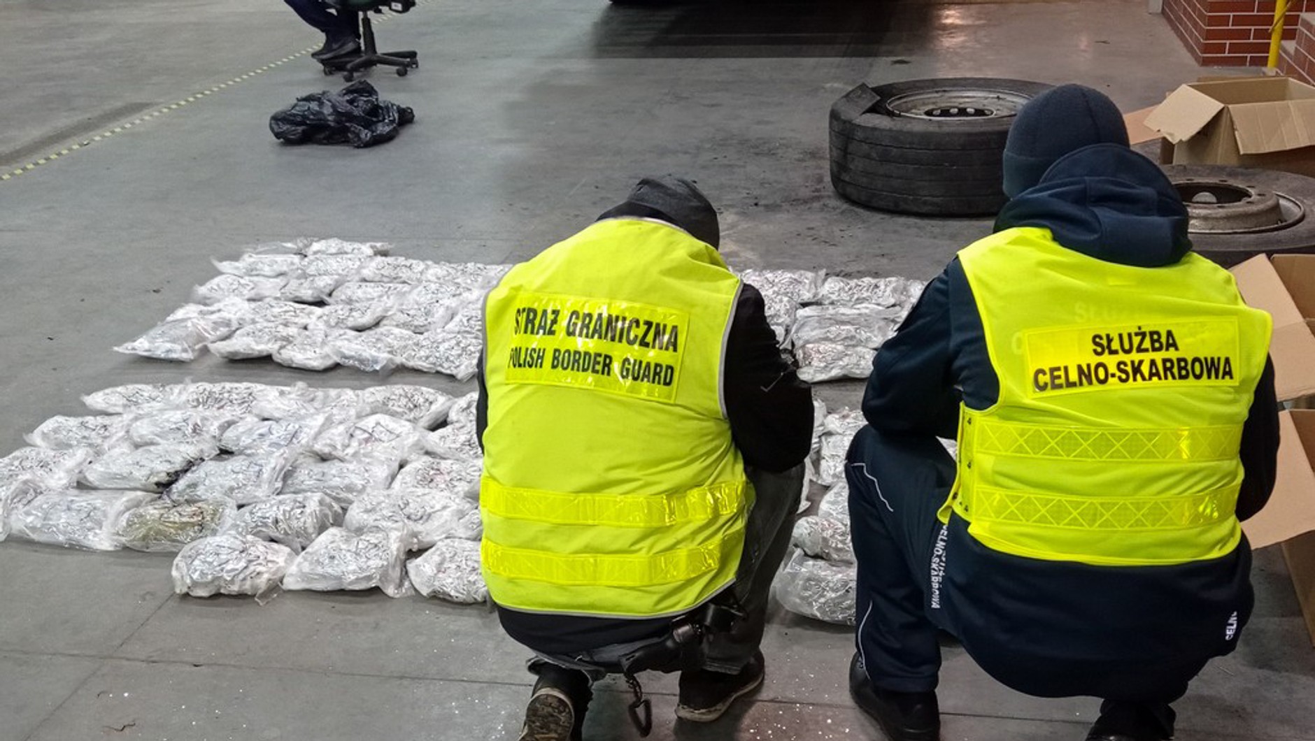 Jechał ciężarówką na Litwę. Strażnicy sprawdzili koła zapasowe