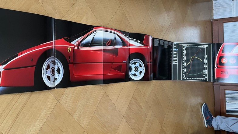 Prospekt Ferrari F40 jest wyjątkowo długi, i to dosłownie