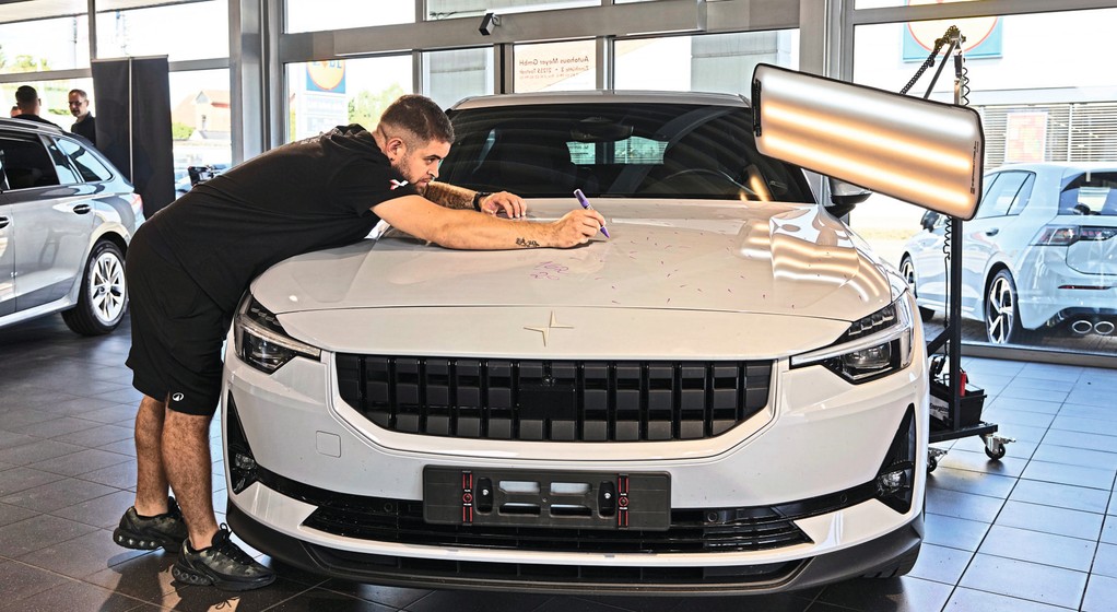 Nowe auto prosto z salonu? Być może już przeszło naprawę blacharską w techologii PDR – auta na placach dilerów i importerów nie są osłonięte przed gradem.