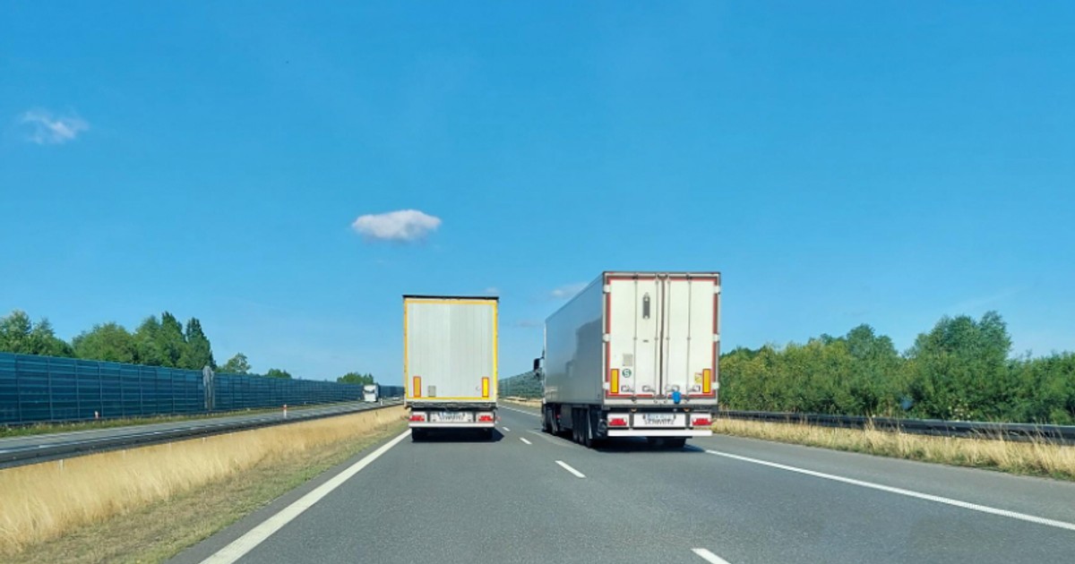 Wyprzedzanie tirów na autostradzie