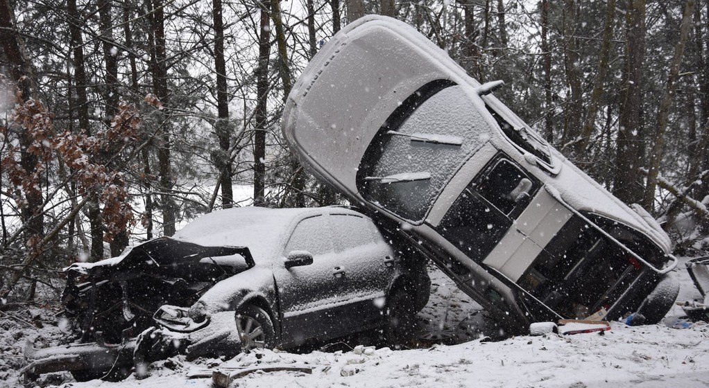 Na stojącego w rowie Seata wjechał Land Rover