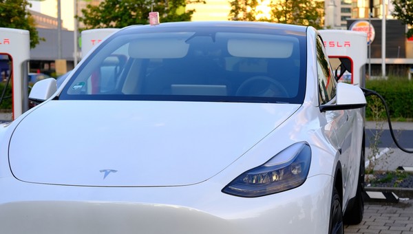 Elon Musk znów tnie ceny Tesli. Ale tym razem promocja ma "haczyk"