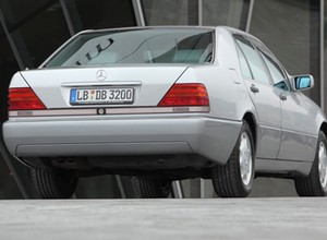 Pojedynek luksusowych klasyków. Mercedes W140 kontra BMW E38 i Lexus LS400