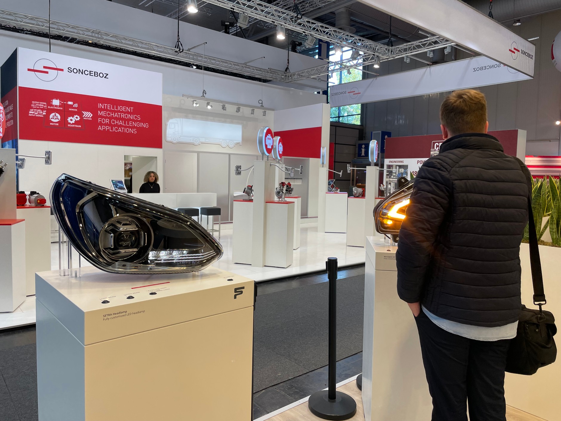 Reflektory autokarów Setra.