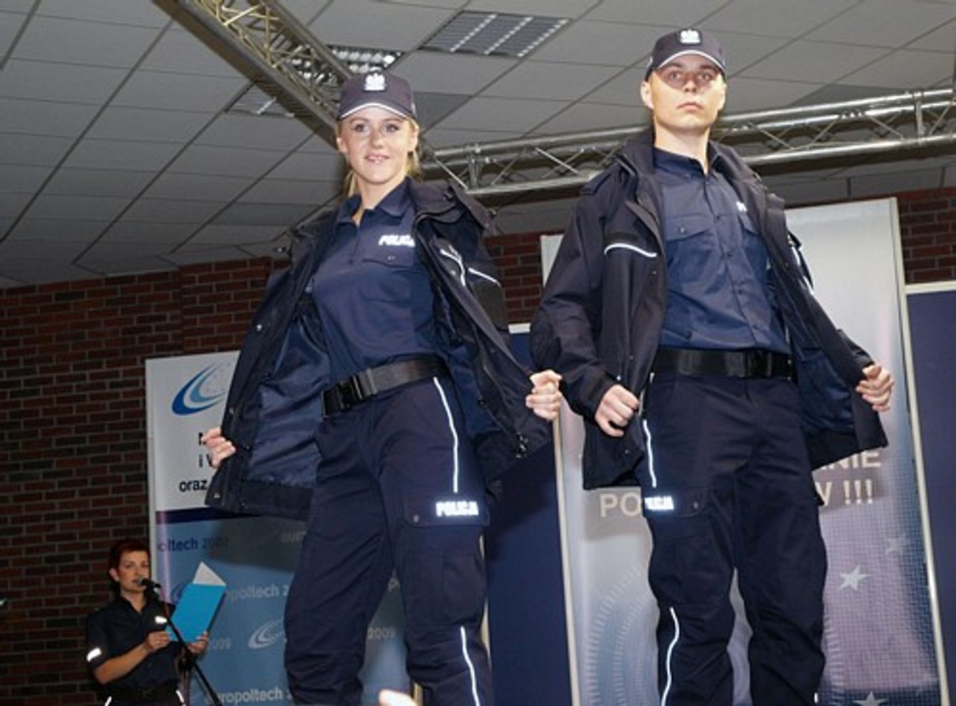 Koniec ze "smerfami". Policja ma nowe mundury