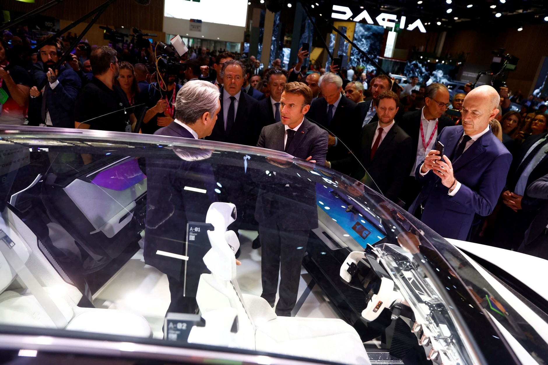 Salon samochodowy w Paryżu 2022: prezydent Francji Emmanuel Macron na stoisku Renault