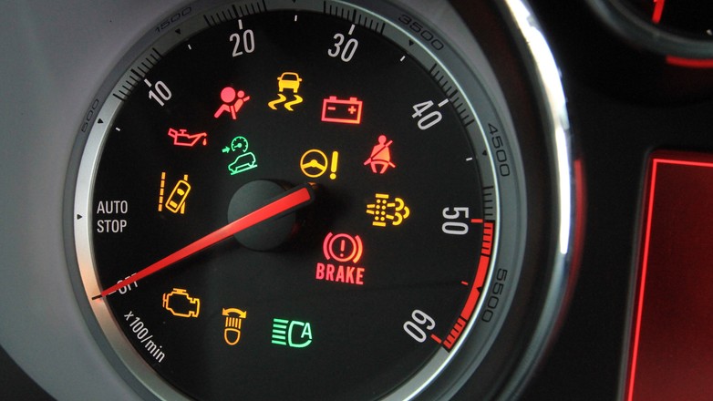 Czy znasz motoryzacyjne skróty? Czy wiesz, co oznaczają kontrolki w Twoim aucie?