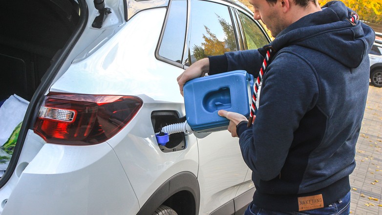 Uzupełnienie płynu AdBlue jest
niemal tak samo łatwe, jak tankowanie samochodu, nie ma więc potrzeby, żeby jechać z tego powodu do serwisu. Samemu można to zrobić znacznie szybciej
i taniej.