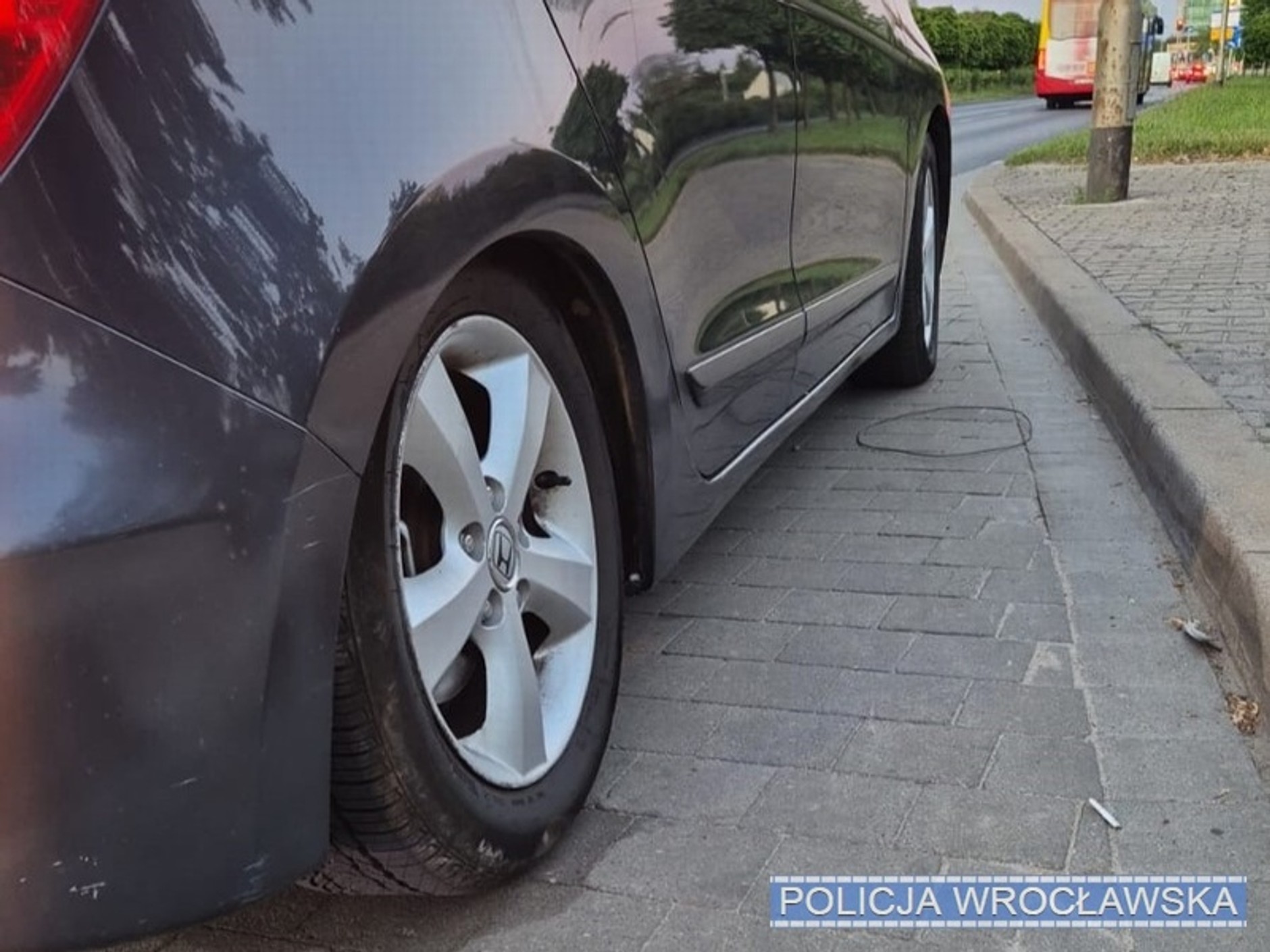 W Hondzie aż uginały się koła, ale prawdziwe "przeboje" zaczęły się, kiedy kierowca pokazał prawo jazdy